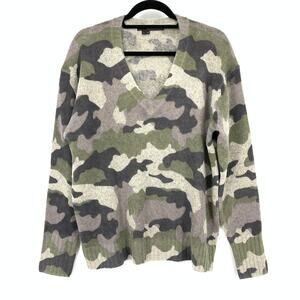 360 Cashmere Sweater Womens Size Medium Green Gray Camouflage Print V-Neck